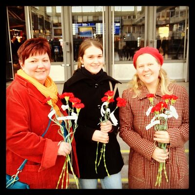 Strahlende Frauen vor dem Hauptbahnhof